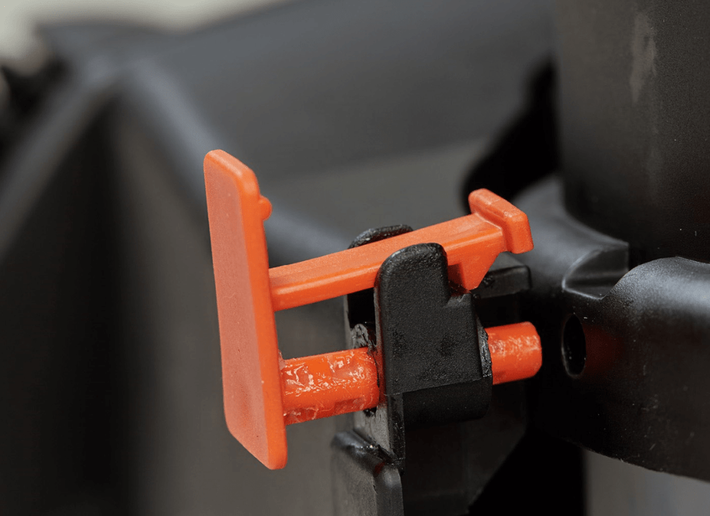 Die orange TOSSTEC Verriegelung zum fixieren des Fahrwerks