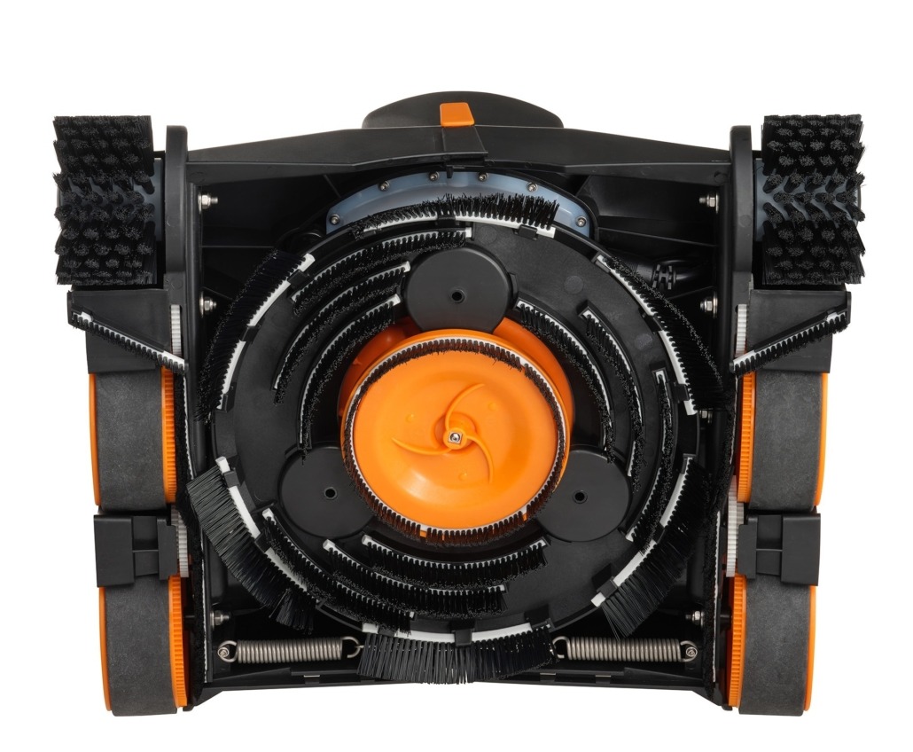 TOSSTEC Poolroboter - Die Ansicht von unten zeigt den orangen Ansaugteller und den rotierenden Grundkörper